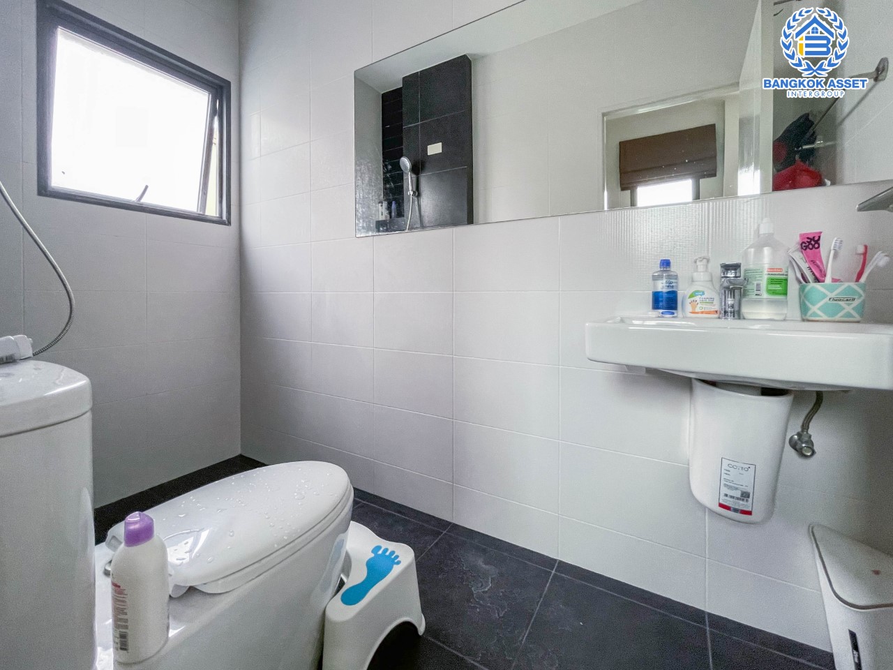 *****บ้านแฝดมือสอง ม.เวนิว ติวานนท์-รังสิต หลังมุม เนื้อที่ 43.5 ตร.ว. บ้านสวยตกแต่งพร้อมอยู่ ฟังก์ชัน 3 ห้องนอน 3 ห้องน้ำ จอดรถได้ 2 คัน แถมเครื่องปรับอากาศ 3 เครื่อง ต่อเติมบิ้วท์อินครัวเคาน์เตอร์พร้อมใช้งาน ทำเลดี ใกล้รถไฟฟ้าสายสีแดง "สถานีรังสิต", ทางด่วน "ศรีสมาน" และ "ศรีรัช"